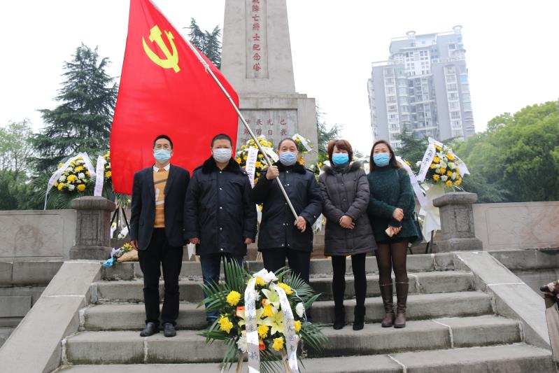 湘北汽運(yùn)黨支部主題黨日活動，緬懷抗日英烈，祭掃墓地，敬獻(xiàn)花籃。