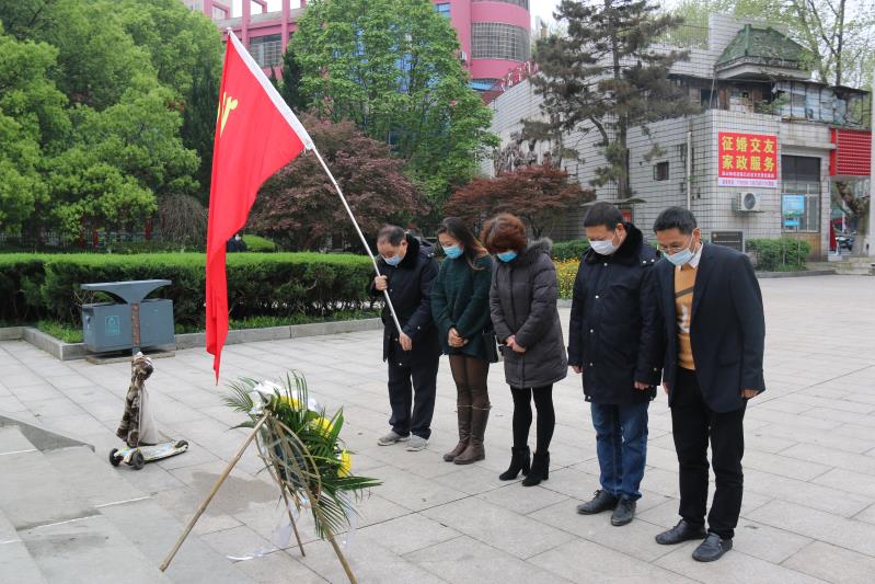 湘北汽運(yùn)黨支部主題黨日活動，緬懷抗日英烈，祭掃墓地，敬獻(xiàn)花籃。